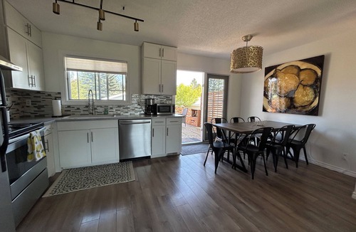 Cedarbrae House | Large Groups, Sleeps 16, AC, King Bed, Fire Pit, large patio.