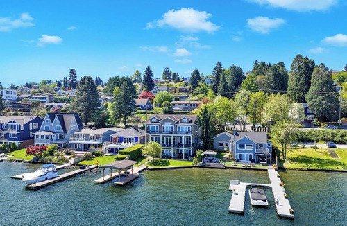 Bryn Mawr-Skyway House | Last minute SPECIAL’s @ Bella Vita moorage, chef's kitchen, optional add 2 bdr !
