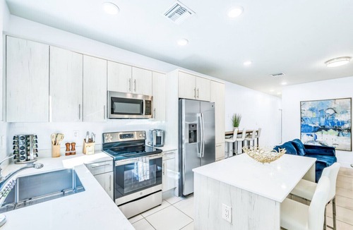Lake Worth Corridor House | 'Lavender' at Aviara Lake Worth