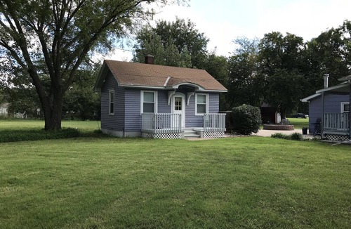 Lindsborg Cottage | Lavender Cottage: Lindsborg