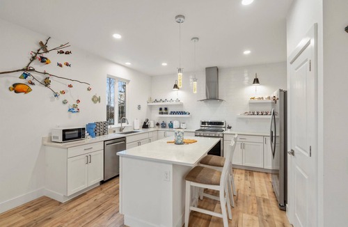 Bayshore - Klatt House | LE2: 4-bedroom 3,5 bathroom house in gorgeous Anchorage neighborhood