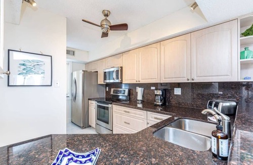Sunny Isles Beach Condo | Les Pélicans 512 (STR-02428)