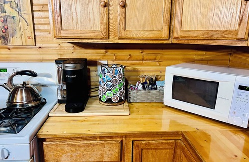 Anchorage Cabin | Little Creek Cabin: Cozy, Adventure-Ready & Dog-Friendly