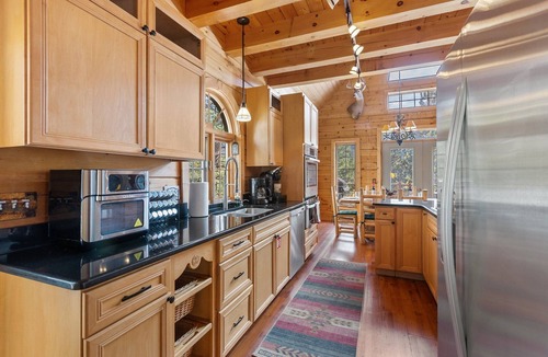 Rainbow Valley Cabin | LOG CABIN w/Mtn View, Hot Tub, & Fireplace!
