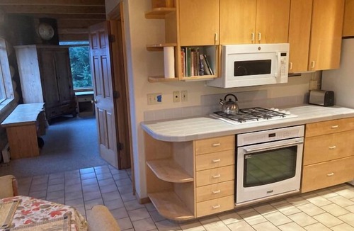 Diamond Ridge House | LOG HOME, panoramic ocean and mountain views, private & convenient