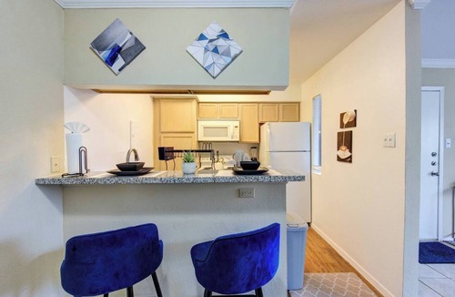 Astrodome Apartment | Longterm-Work-Medical-Fast-Wifi-Free Parking