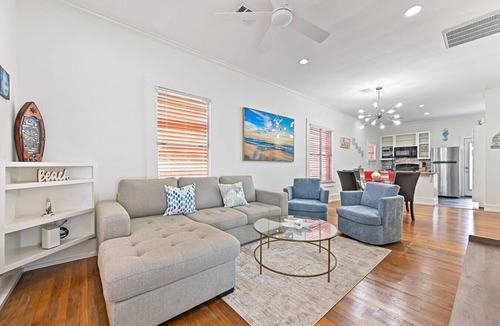 San Jacinto House | Low Tide | Studio Apartment Near UTMB and Seawall