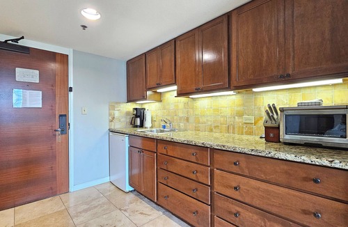 Waikiki Hotel | LUANA WAIKIKI HOTEL 502 🏝 2 Queen Bed CityViewStudio,WiFi,AC,GYM,POOL & Kitchen