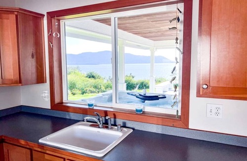 Lummi Island House | Luminous Cottage with Lofted Interior, Large Deck, Jacuzzi and Splendid Views in Washington