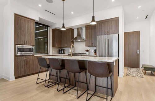Holland Condo | Luxe Downtown Holland 2BR Condo Walkable Parking + Gym