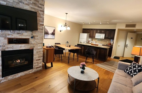 Oro-Medonte Resort | Luxe Mode One Bedroom Unit with Jacuzzi