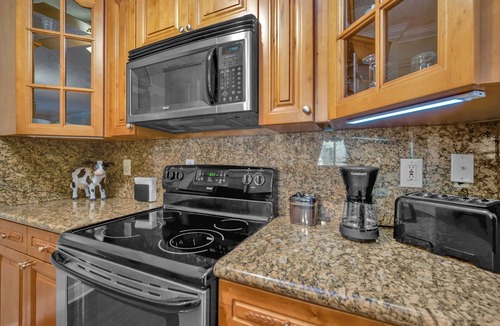 Downtown West Palm Beach Condo | Luxurious 1-Bedroom Condo with Wifi, Pool and Gym in Historical West Palm Beach