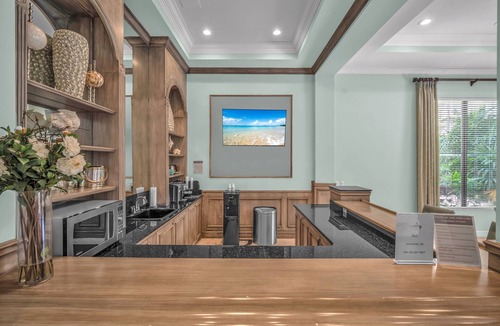 Downtown West Palm Beach Condo | Luxurious 1-Bedroom Condo with Wifi, Pool and Gym in Historical West Palm Beach