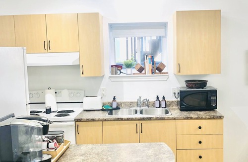 Russell Apartment | Luxurious 2bed 1 bath Executive Suite near Ottawa - sleeps 6
