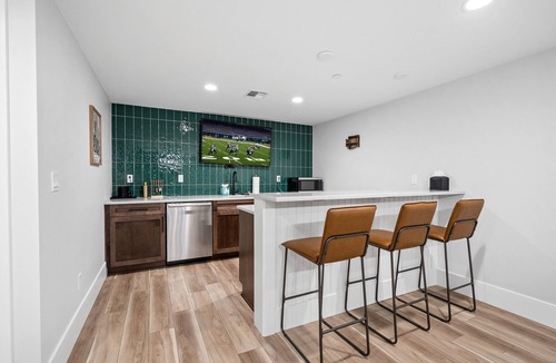 Cle Elum House | Luxurious 6BR Modern Mountain Home! Pet Friendly*Game Room*Hot Tub