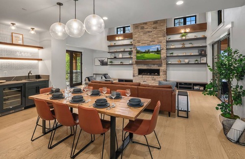 Cle Elum House | Luxurious 6BR Modern Mountain Home! Pet Friendly*Game Room*Hot Tub