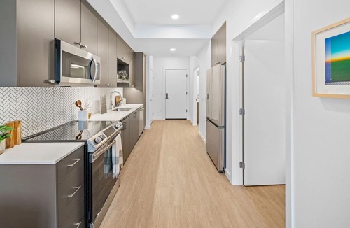 Redmond Apartment | Luxury 1Bedroom 1Bath Heart of Redmond Maymoore Park