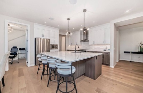 Cranston House | Luxury 3BDR Haven: Ideal for Family & Group Escape