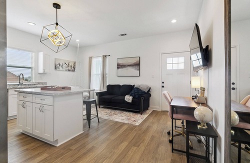 Saint Roch Apartment | Luxury 3br Oasis w/Jacuzzi