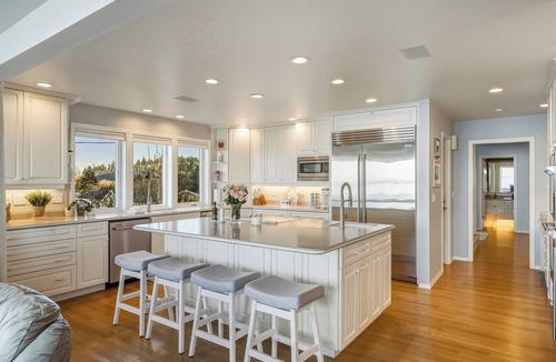 Camano Island House | Luxury Beachfront - 3-bedroom house in Camano, perfect relaxation - Hot tub