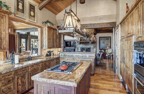 The Highlands House | Luxury Home, Massive Views, Pool Table, Hot Tub, Nordic Skiing and Golf