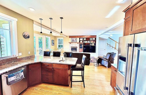 Shelton House | Luxury Lake Front 4-Bedroom House in Shelton