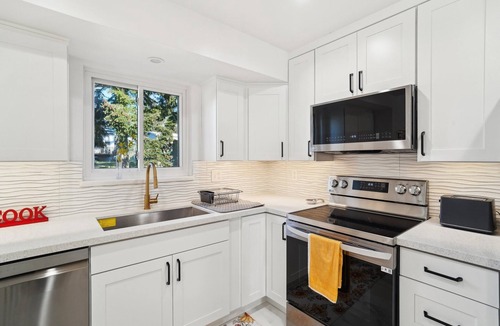 White Center House | Luxury Retreat near beaches, Only 12 miles to Seattle