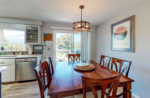 Cascade Locks Apartment | Magnificent Dog-Friendly Home with Lake & Mountain Views from the Large Deck