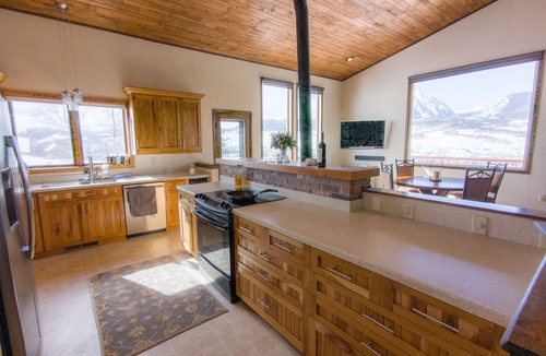 Willow Grove House | Magnificent Hilltop Views - 4br, garage, patio