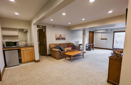 Willow Grove House | Magnificent Hilltop Views - 4br, garage, patio