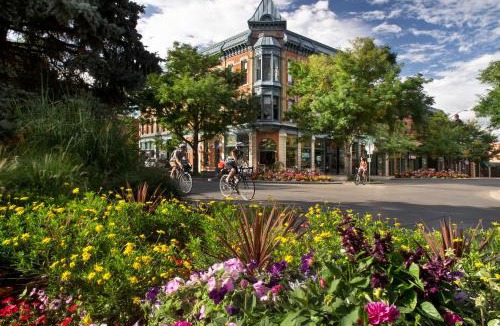 Martinez Park House | Maple Courtyard - Old Town with King Suite & Piano
