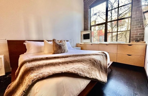 Belltown Apartment | Massive Downtown Seattle Condo - Free Parking!