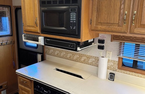 Broadmoor House | Max’s Properties 40’ RV with full Kitchen and Laundry