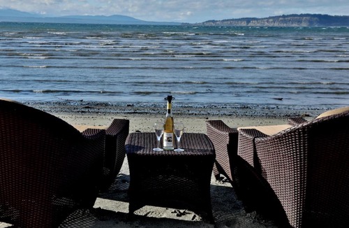 Maxwelton House | Maxwelton Beach Sunsets! Kayaks & paddleboards! 1 min walk to the water!