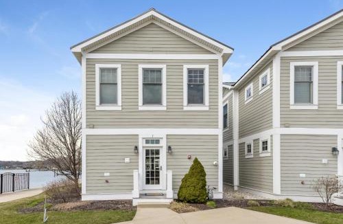 Saugatuck Villa | Mermaid townhouse shared pool walk to Saugatuck