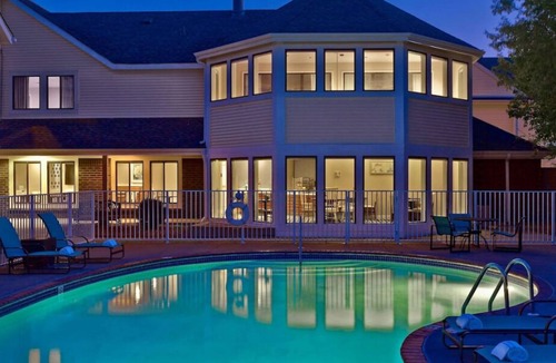 Eagan House | Minutes from Twin Cities Premium Outlets! Pet-friendly, Kitchen, FREE Parking!