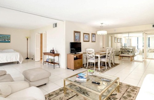 Land of the Presidents Apartment | Modern 2 Bedroom Condo with Scenic City Views
