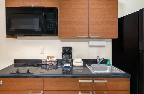 Gleneagle House | Modern 2 Pet-Friendly Rooms w/Full Kitchen near Pikes Peak