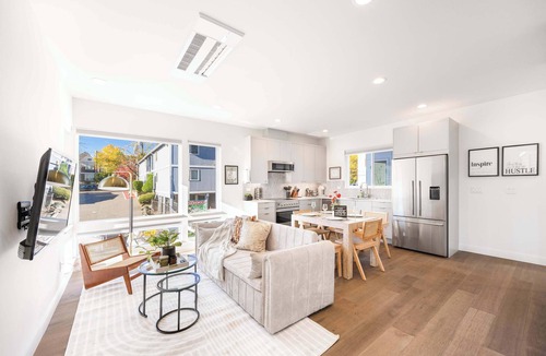 Squire Park Condo | Modern 2024-Built Townhome | Near Hospitals & DT