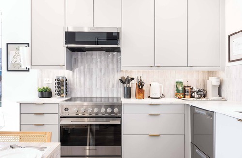 Squire Park Condo | Modern 2024-Built Townhome | Near Hospitals & DT