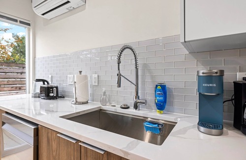 Fremont House | Modern 2B/1.5B Fremont House with Prime Walkability