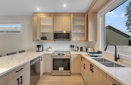 Shaganappi House | Modern 2BR/2BA Suite: 5-Min Walk to LRT & Golf with Garage Parking