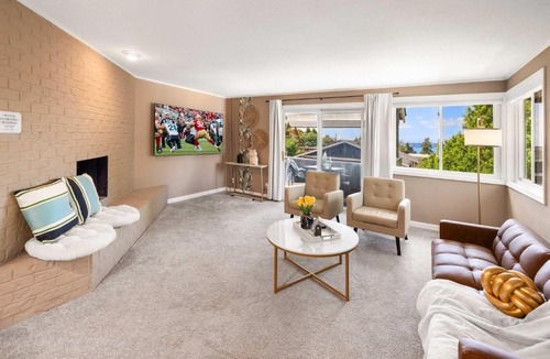 Moss Bay Apartment | Modern 2BR2BA Kirkland Home Walk to Beach Park