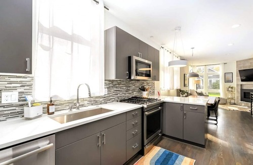 East Queen Anne House | Modern 3 Bedroom in Queen Anne with Rooftop + AC