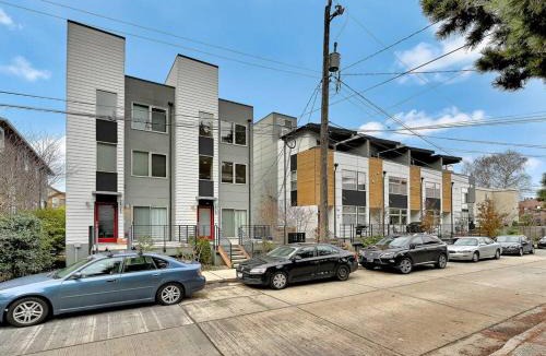 North Admiral House | Modern 3 BR Townhouse just steps to Alki Beach
