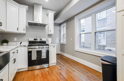 North Brookline Apartment | Modern 3BR 2BTH Apt in near MGH