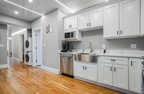 North Brookline Apartment | Modern 3BR 2BTH Apt in near MGH