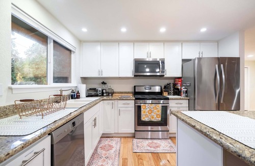 Richmond Highlands House | Modern 3BR House with BBQ Yard near Richmond Beach