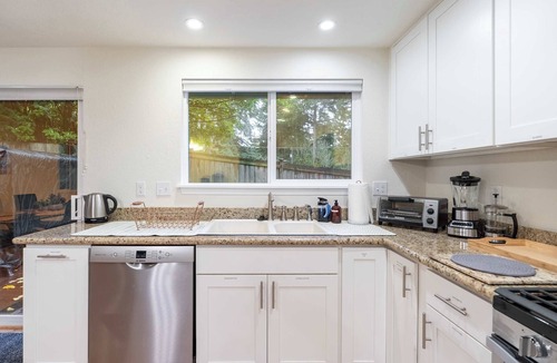 Richmond Highlands House | Modern 3BR House with BBQ Yard near Richmond Beach