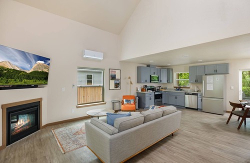 Paradise Estates Cabin | Modern 3BR Mountain Cabin Near Mt. Rainier: Hot Tub, Firepit, Family-Friendly